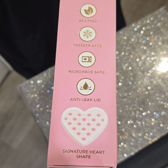 Juicy Couture Home Crown Logo Heart Shaped Printed Silicone Snack Container Set - Picture 8 of 8